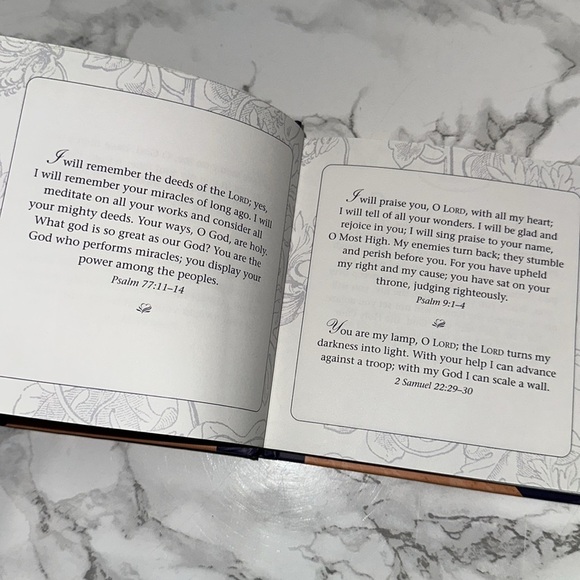 Prayers for a Woman of Faith small Book - Picture 5 of 7